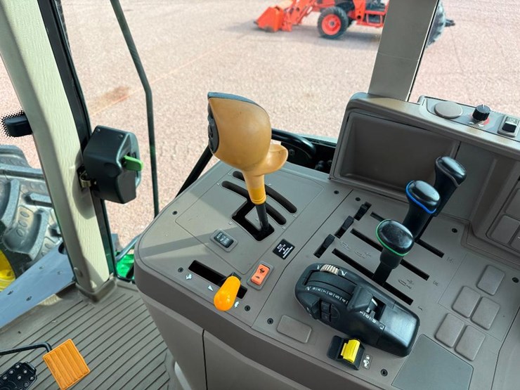 john-deere-6105m-image-46