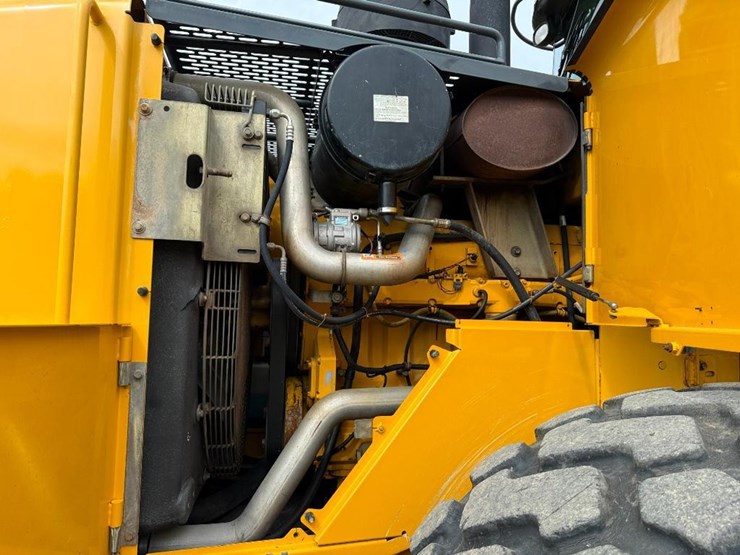 2005-deere-744j-image-34