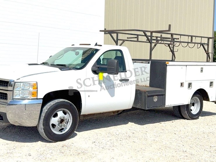2009-chevrolet-3500-image-2