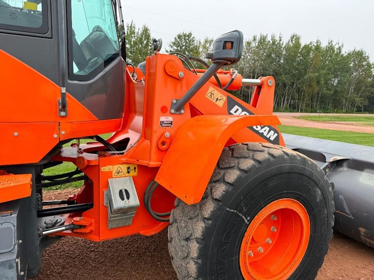 2017-doosan-dl250-5-image-38