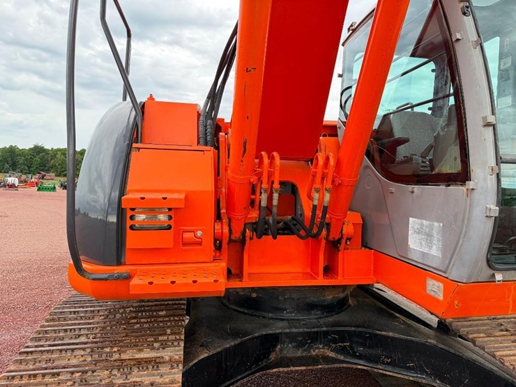 hitachi-zx225us-lc-image-27