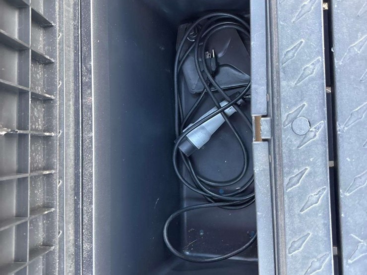 2024-vivid-ev-6-person-electric-cart-image-9
