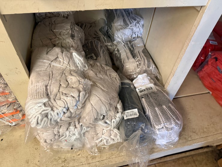 wall-section-(14)-boxes-of-nitrile-gloves,-(200+)-pairs-g-grip-gloves,-blakc-dot-gloves,-flame-resistant,-anit-seize,-&-related-image-8