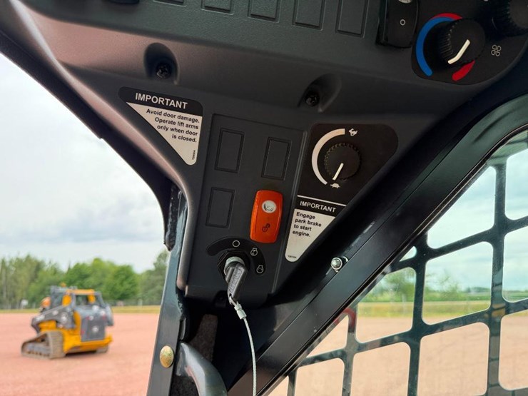 2020-deere-325g-image-37