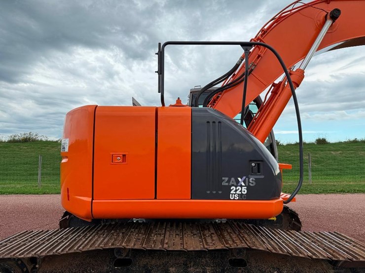 hitachi-zx225us-lc-image-21