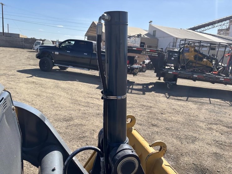 2021-deere-210l-image-16