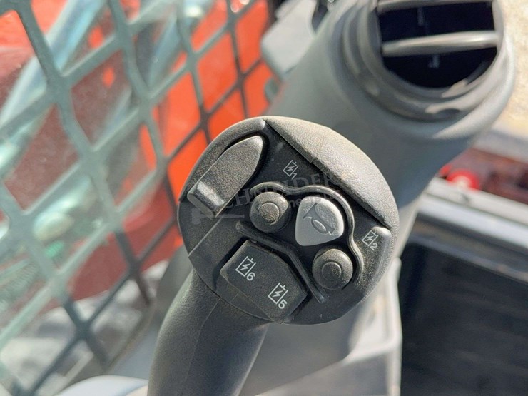 2026-kubota-svl97-3-image-34