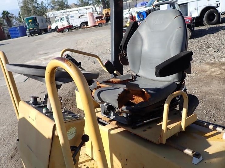 2002-caterpillar-cb-224d-image-18