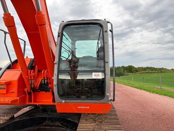 hitachi-zx225us-lc-image-26