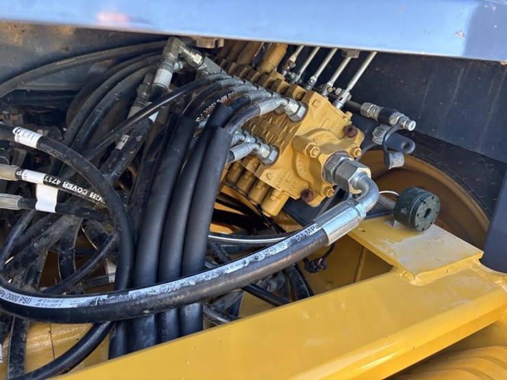 2021-deere-210l-image-25