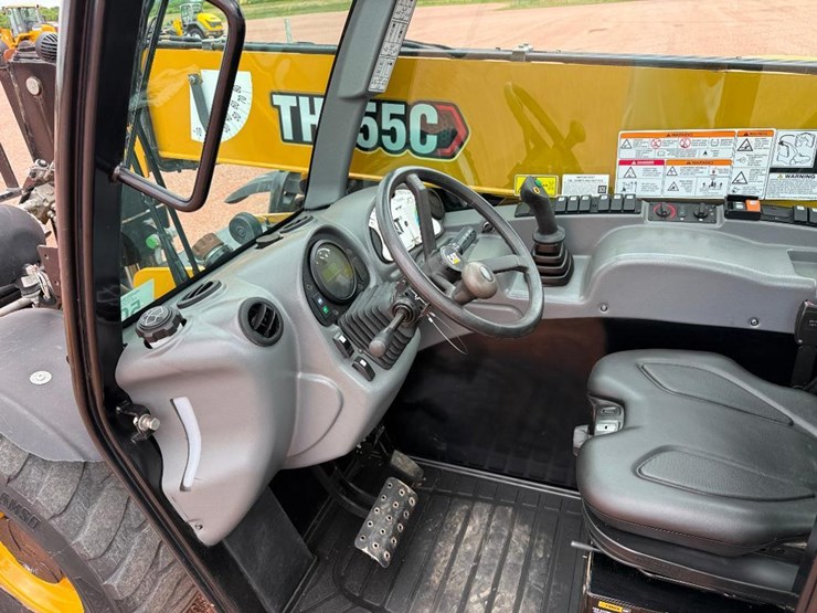 2021-caterpillar-th255c-image-43