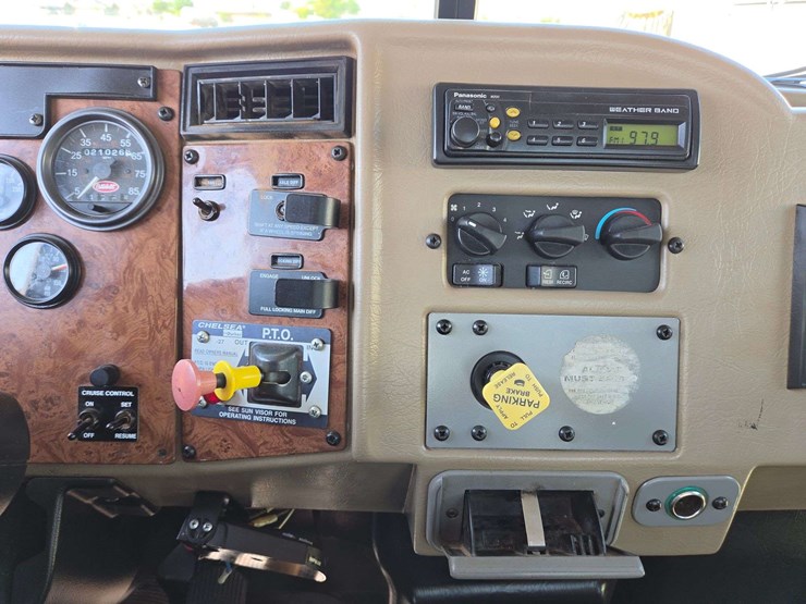 2006-peterbilt-335-image-50