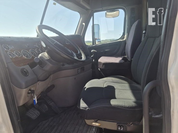 2013-freightliner-cascadia-125-image-12