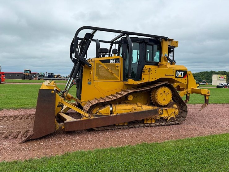 caterpillar-d6t-xl-image-1