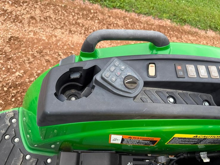 john-deere-4044m-image-32