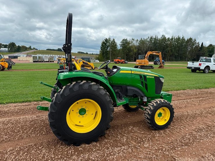 john-deere-4044m-image-4
