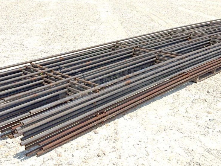 15--unused-4'x20'-continuous-steel-fence-panels-image-5