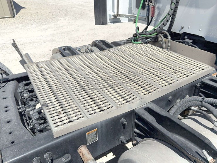 2020-peterbilt-579-image-24