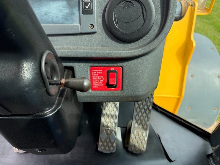 2005-deere-744j-image-55