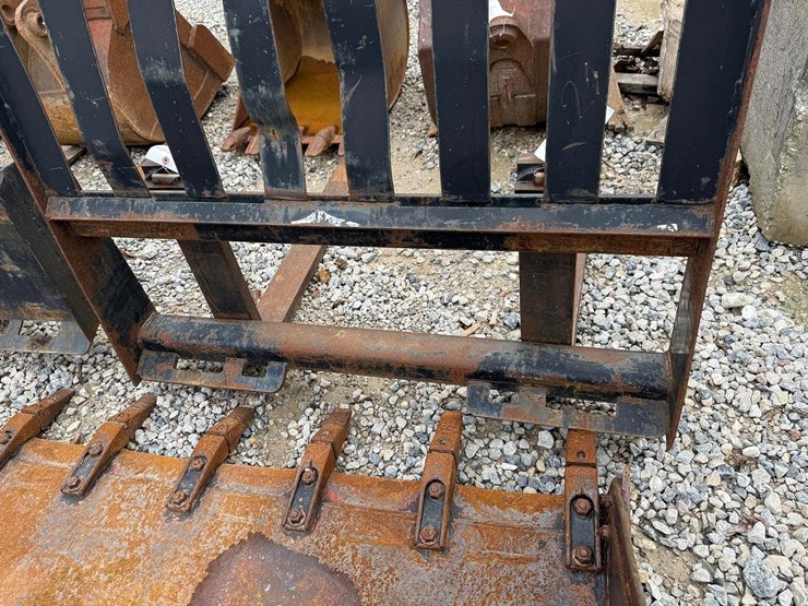 versatech-42"-skid-steer-pallet-fork-image-3