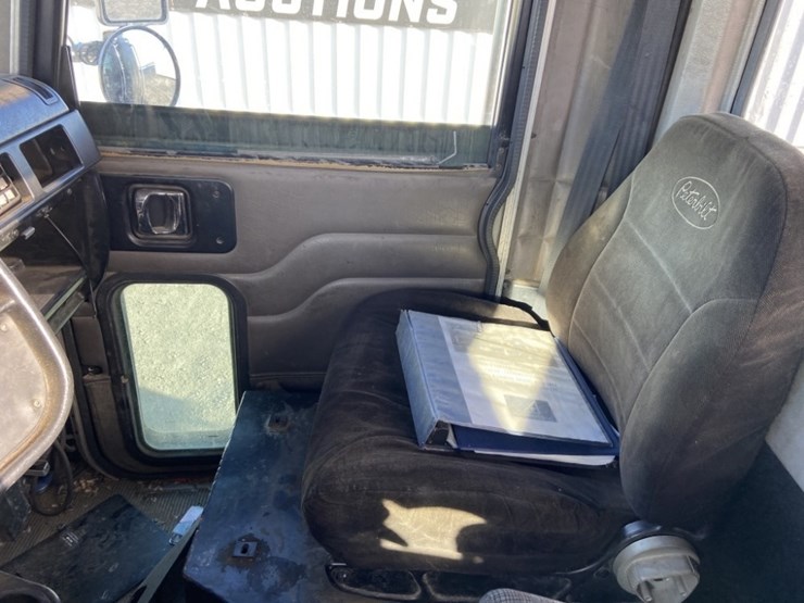 2005-peterbilt-357-image-11