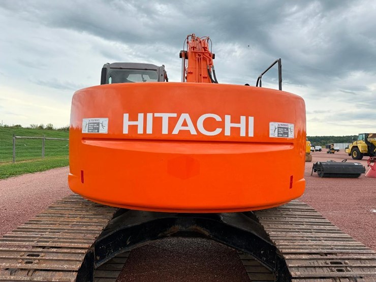 hitachi-zx225us-lc-image-23