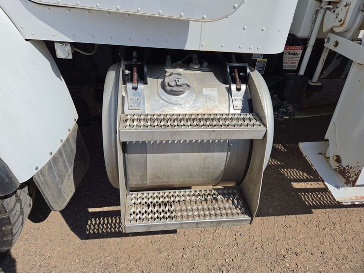 2006-peterbilt-335-image-46