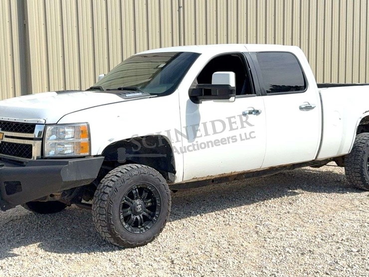 2011-chevrolet-2500hd-image-2