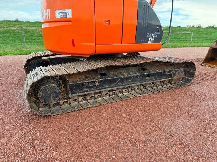 hitachi-zx225us-lc-image-13