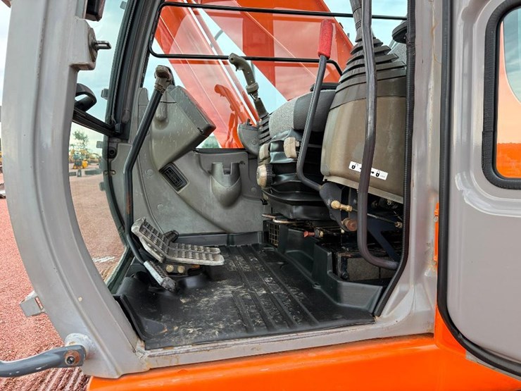 hitachi-zx225us-lc-image-46