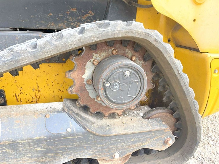2021-new-holland-c327-image-37