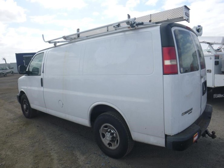 2015-chevrolet-express-2500-image-4
