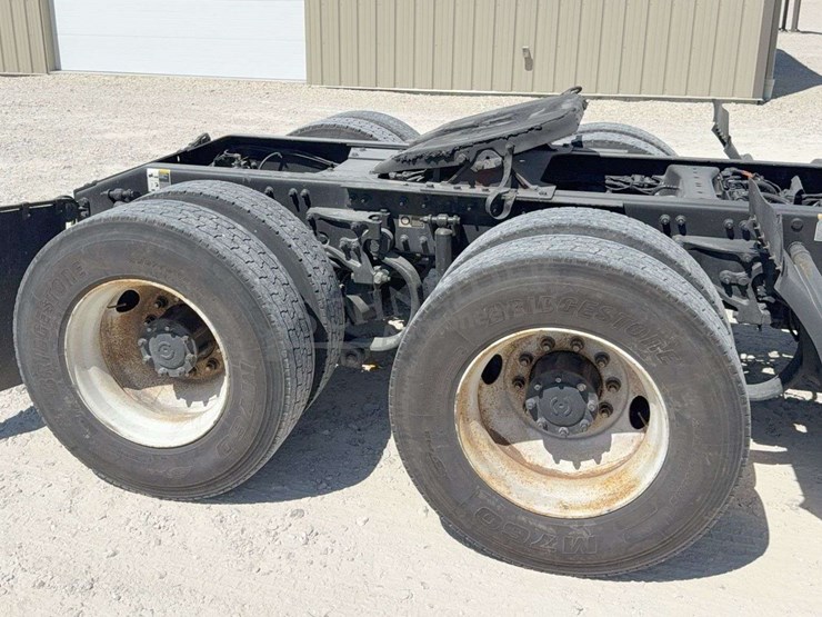 2018-peterbilt-579-image-24
