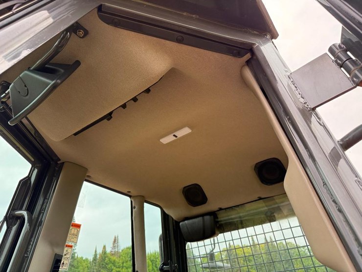 2014-case-2050m-xlt-image-67