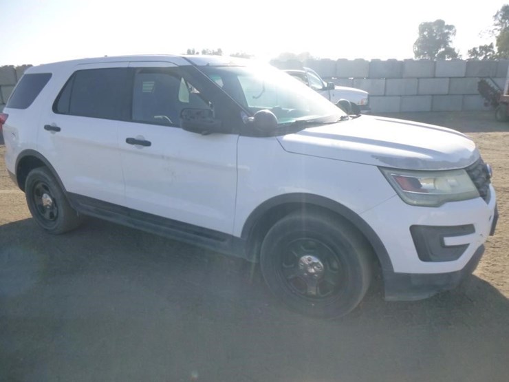 2017-ford-explorer-image-3