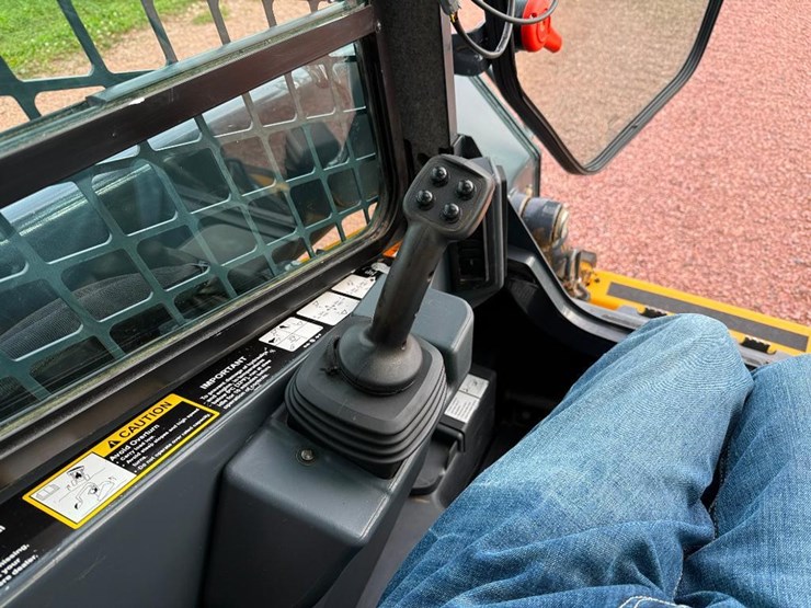 deere-325g-image-30