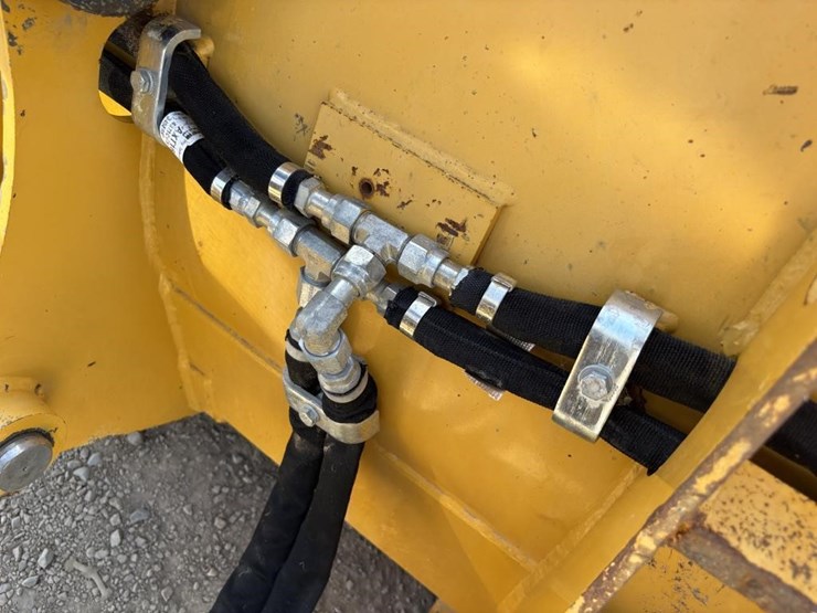 2021-deere-210l-image-14