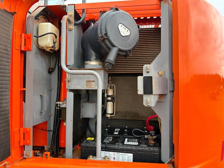 hitachi-zx225us-lc-image-44