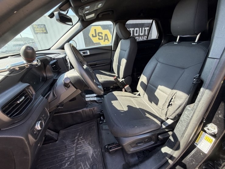 2021-ford-explorer-image-18