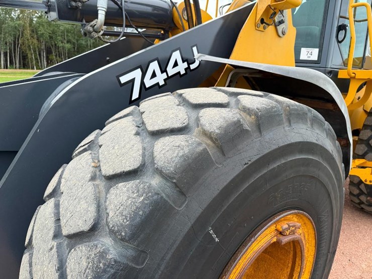 2005-deere-744j-image-8