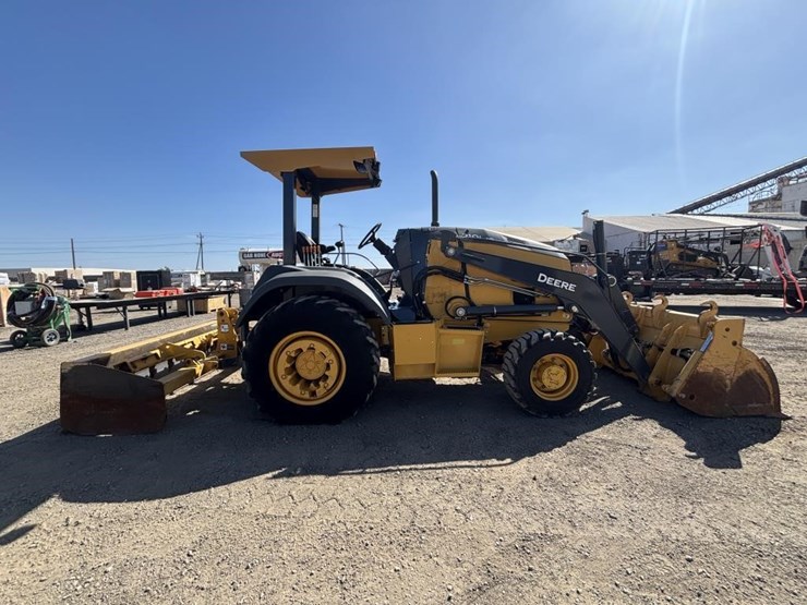 2021-deere-210l-image-7