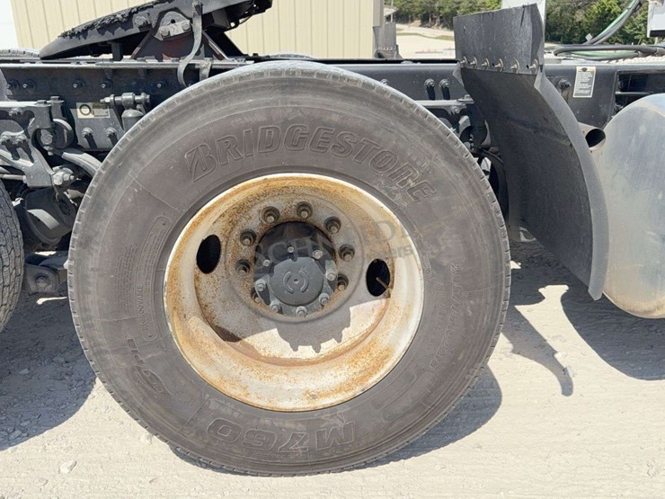 2018-peterbilt-579-image-25