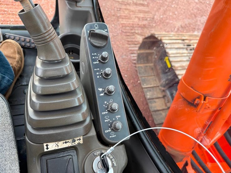 hitachi-zx225us-lc-image-51