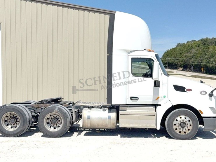 2020-peterbilt-579-image-3