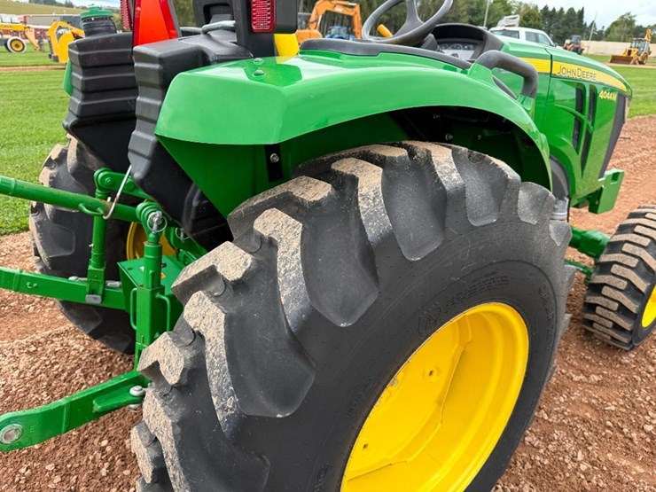 john-deere-4044m-image-8