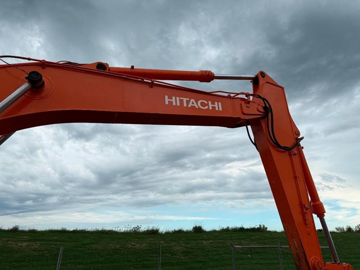 hitachi-zx225us-lc-image-30