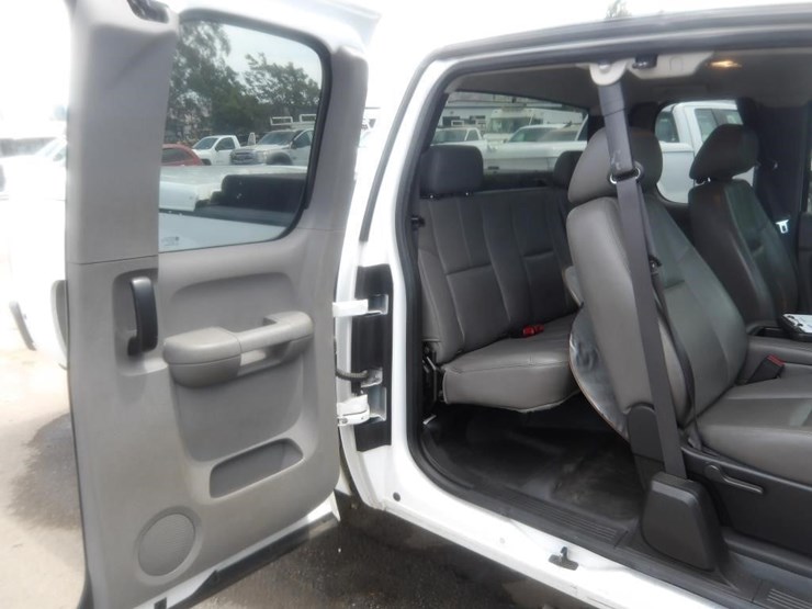 2013-chevrolet-2500-image-15