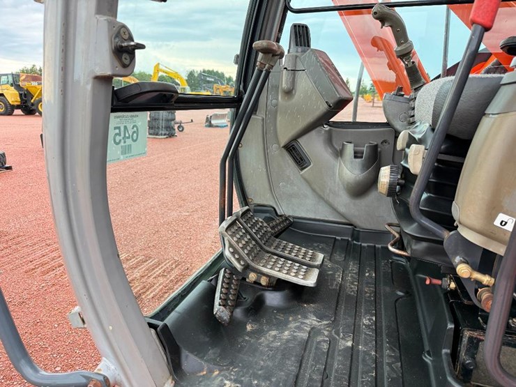 hitachi-zx225us-lc-image-47