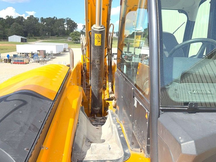 2019-jcb-540-140-image-85