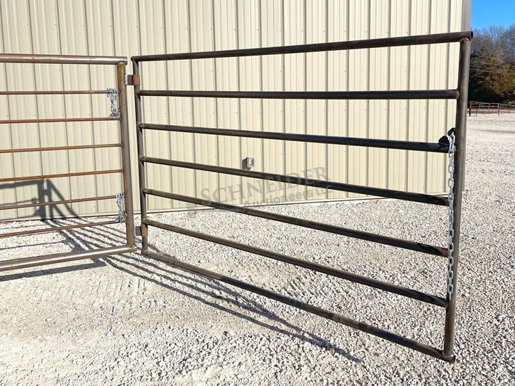 unused-24'-freestanding-corral-panel-w/-8'-gate-on-1-end-image-2